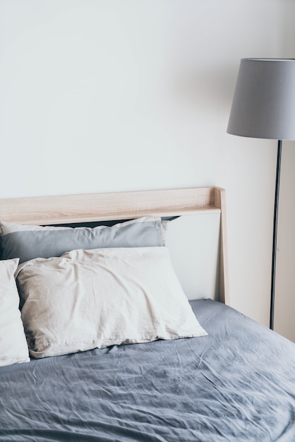 hoofdkussen op beddecoratie in slaapkamer