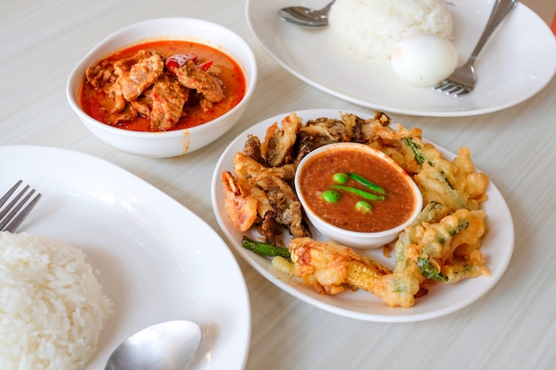 Hoofdmaaltijd: gestoomde rijst &amp; Spicy shrimp paste (Nam Prik Kapi)