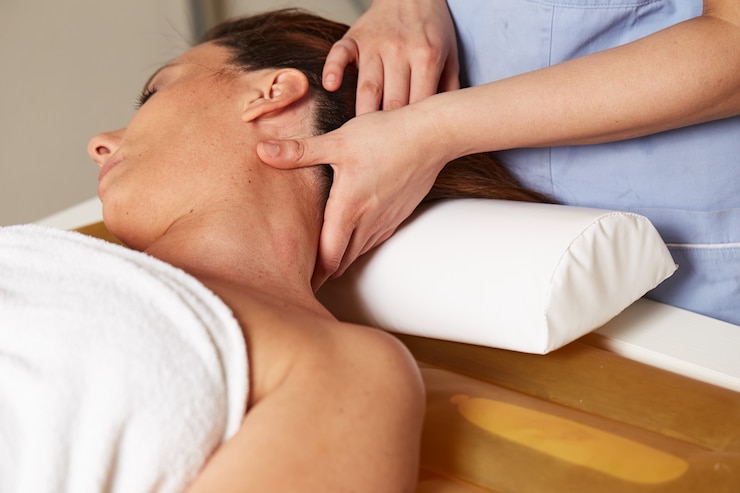 Hoofdmassage op waterbed in spa