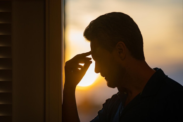 Hoofdpijn vermoeidheid en stress close-up portret van man in pak kreeg hoofdpijn migraine hoofdpijn pijn c
