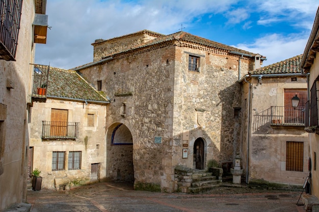 Hoofdpoort op de oude muren van Pedraza, Spanje