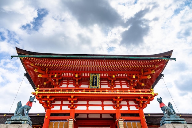 Foto hoofdpoort van fushimi inari een shinto-heiligdom beschouwd als een van de meest populaire bezienswaardigheden van kyoto