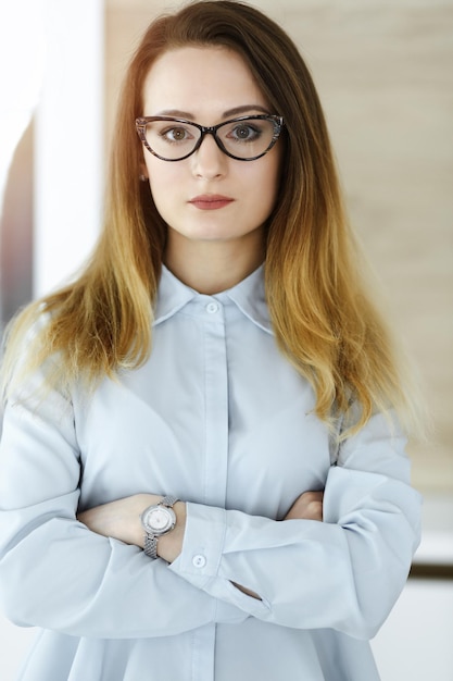 Hoofdschot van zakenvrouw in zonnig kantoor Onbekende zakenvrouw die rechtop staat met tabletcomputer Jonge accountant of secretaresse ziet er goed uit