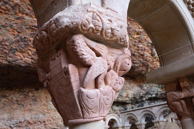 Hoofdsteden van het klooster van San Juan de la Peña, provincie Huesca, Aragon, Spanje (San Juan de la Peña)