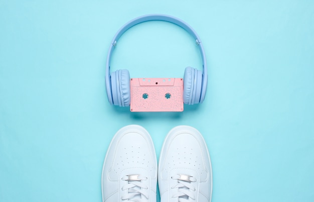 Hoofdtelefoon met audiocassette, witte sneakers