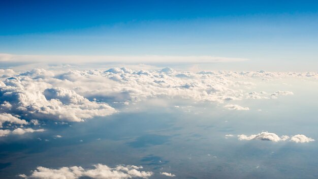 Hoog boven de witte wolken op de achtergrond.