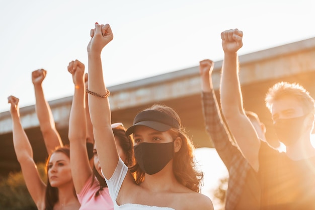 Hoog gebalde vuisten Groep protesterende jongeren die samen staan Activist voor mensenrechten of tegen de overheid