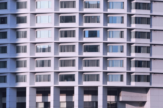 Hoog gebouw achtergrond Kant van het gebouw met ramen en deur