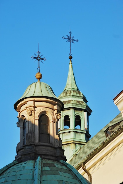 Hoog gedeelte van de kerk tegen de blauwe hemel