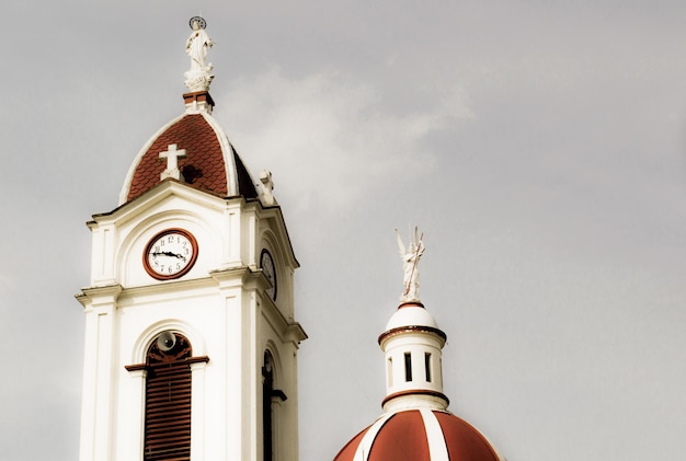 Hoog gedeelte van de kerk tegen de hemel