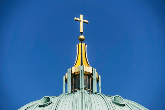 Foto hoog gedeelte van de kerk tegen een heldere blauwe hemel