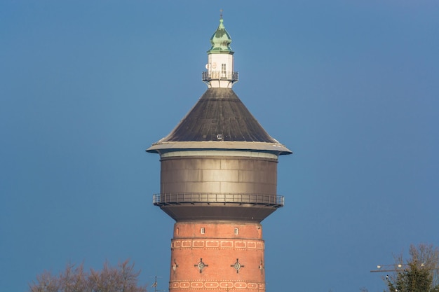 Hoog gedeelte van de oude toren tegen een heldere blauwe lucht