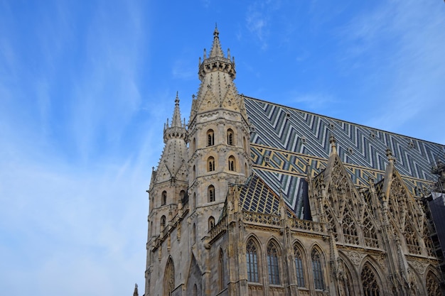 Hoog gedeelte van de St. Stephen's kathedraal tegen de lucht