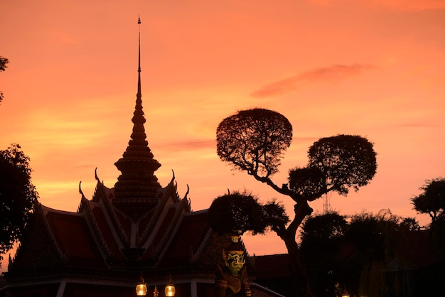 Hoog gedeelte van de tempel tegen de hemel bij zonsondergang