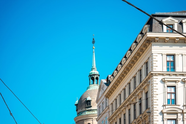 Hoog gedeelte van gebouwde structuren tegen een heldere blauwe lucht