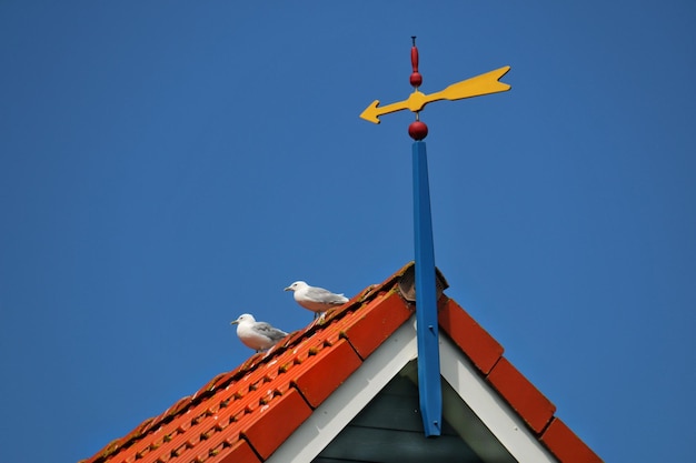 Hoog gedeelte van gebouwde structuur tegen een heldere blauwe lucht