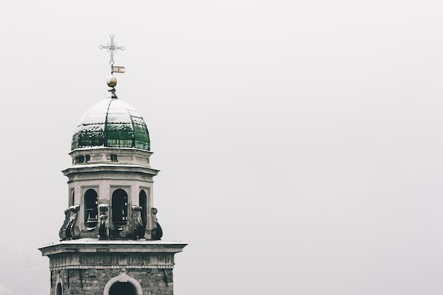 Hoog gedeelte van het gebouw tegen een heldere lucht