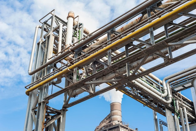 Hoog gedeelte van industrieel gebied tegen de lucht