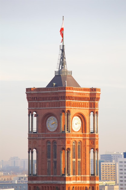 Hoog gedeelte van rotes rathaus tegen heldere lucht