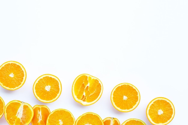 Hoog in vitamine C Juicy en zoet Verse sinaasappels op wit