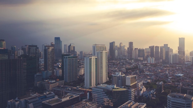 Hoog kantoorgebouw in het centrum van Jakarta