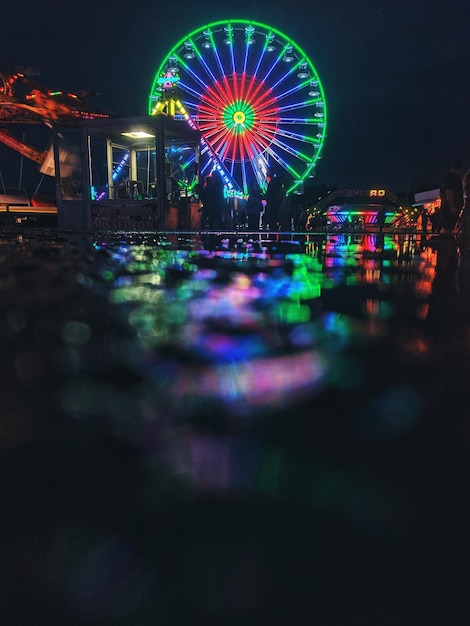 Hoog reuzenrad tegen avondrood. zomervakantie aan de Adriatische kust. Attractiepark rit