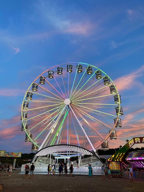 Hoog reuzenrad tegen avondrood. zomervakantie aan de Adriatische kust. Attractiepark rit