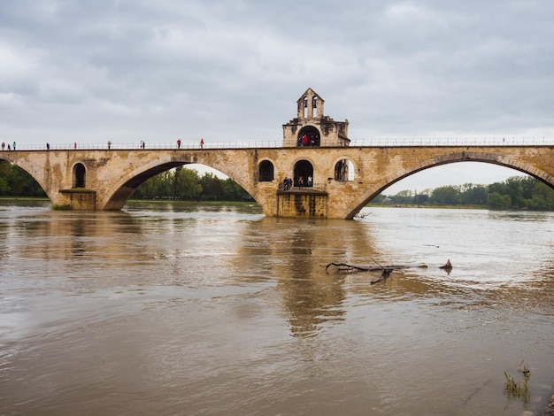 Hoog water in de Rhône met pont davignon