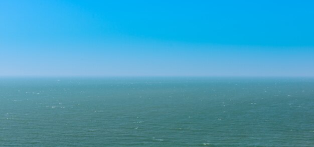 Hoog zicht op de zee