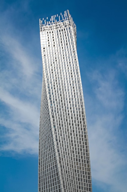 Hoogbouw in Dubai tegen de blauwe lucht