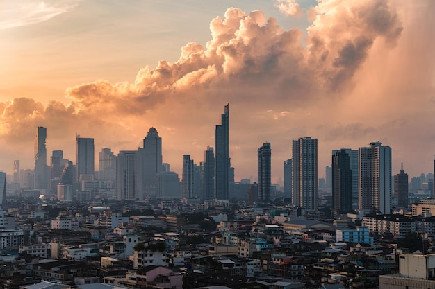 Hoogbouw in het centrale zakendistrict met kleurrijke dramatische lucht in de stad Bangkok in Thailand