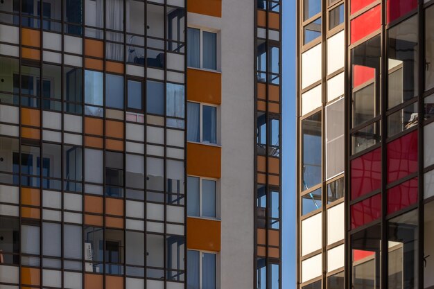 Hoogbouw residentiële appartementsgebouwen met een dichte ontwikkeling met een groot aantal ramen en ba