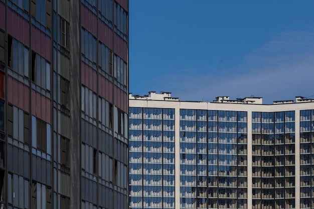 Hoogbouw residentiële appartementsgebouwen met een dichte ontwikkeling met een groot aantal ramen en ba