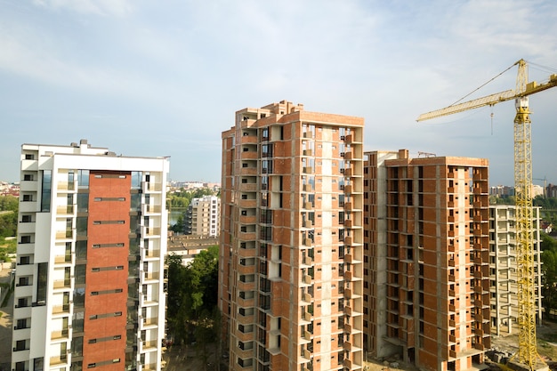 Hoogbouw residentiële flatgebouwen en torenkraan in ontwikkeling op bouwplaats. Vastgoed Ontwikkeling.