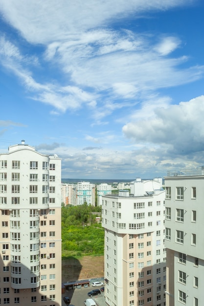 Hoogbouw tegen de blauwe lucht