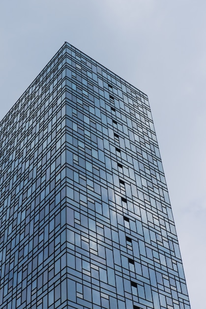 Hoogbouw tegen de hemel in metropool Hoge glazen zakelijke wolkenkrabber in de stad