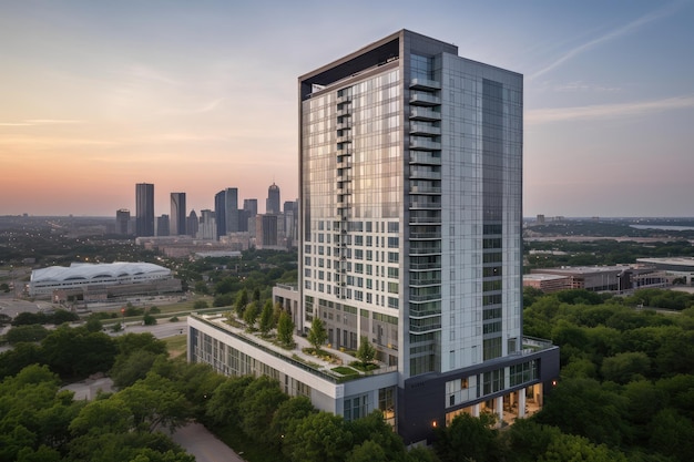 Hoogbouwhotel met uitzicht op de skyline van de stad en zonsondergang op de achtergrond