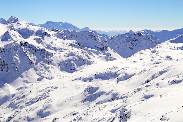 Hooggebergte onder sneeuw in de winter. Helling op het skigebied, Europese Alpen