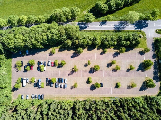 Foto hooghoek uitzicht op bomen en auto's op een zonnige dag