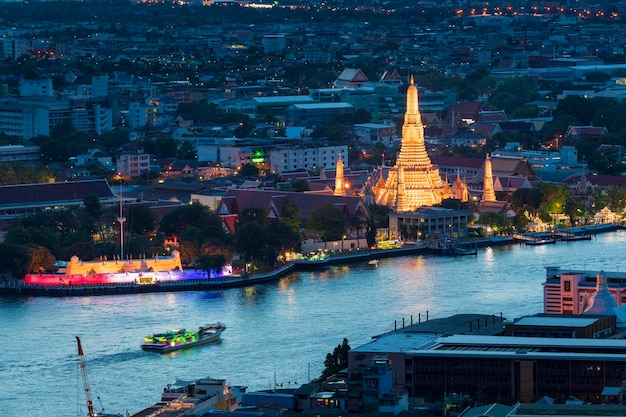 Hooghoek uitzicht op de rivier te midden van gebouwen in de stad