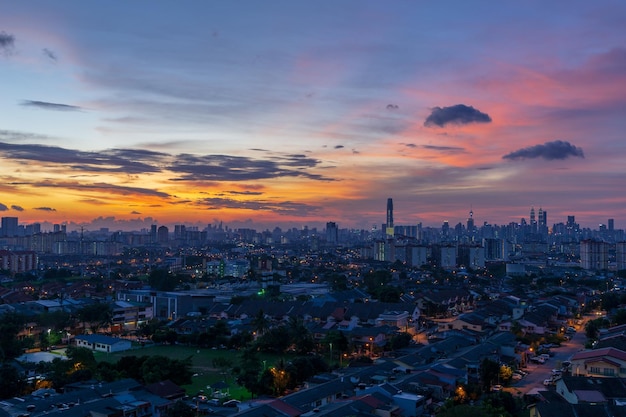 Hooghoek uitzicht op de stad tijdens de zonsondergang