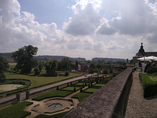 Hooghoek uitzicht op de tuin van het kasteel neercanne tegen een bewolkte hemel