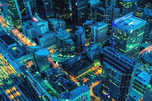 Foto hooghoek uitzicht op de verlichte stad 's nachts