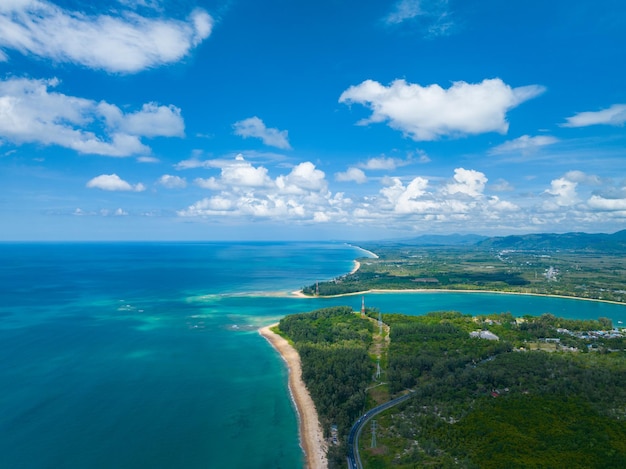 Hooghoek uitzicht op de zee Prachtig strand bij de weg op het eiland Phuket ThailandVerrassend landschap uit vogelperspectief wolken blauwe hemel achtergrond