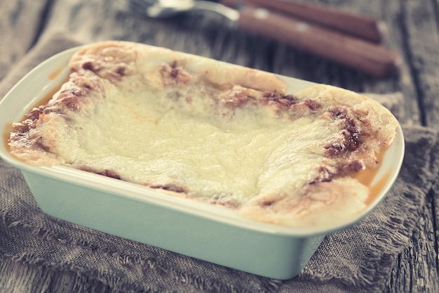 Foto hooghoek uitzicht op dessert in bord op tafel