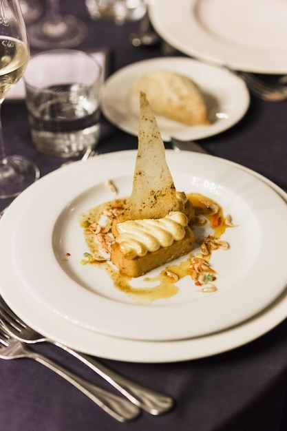 Foto hooghoek uitzicht op dessert in bord op tafel