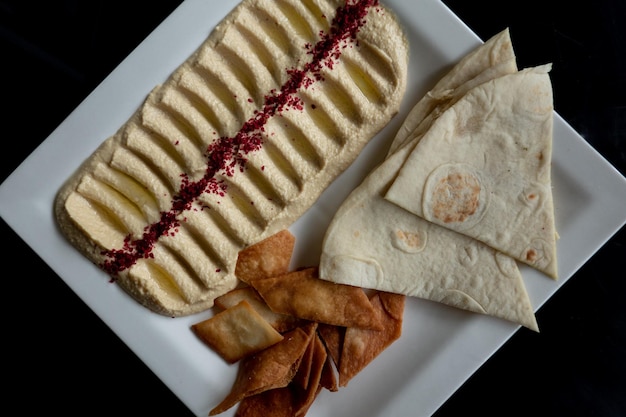 Foto hooghoek uitzicht op dessert in bord op tafel