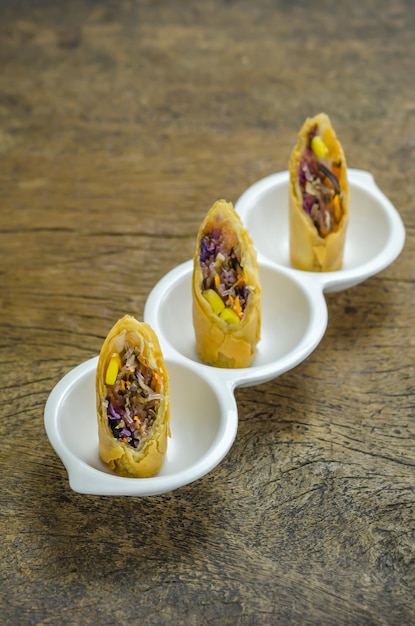 Hooghoek uitzicht op dessert in bord op tafel