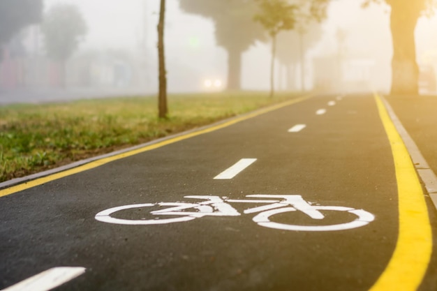 Foto hooghoek uitzicht op fietspad teken op de weg in de stad