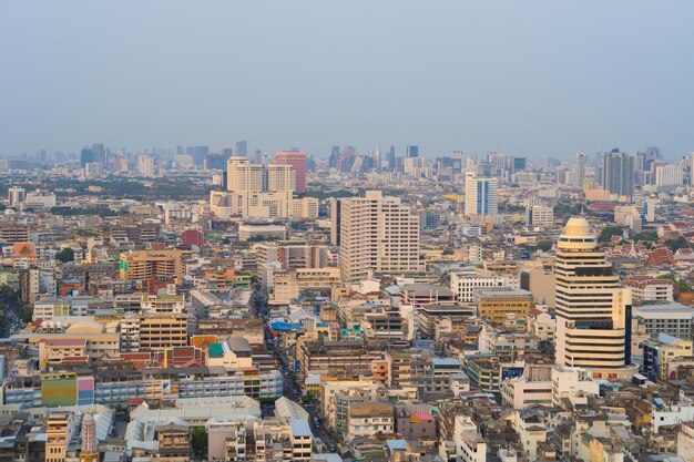 Foto hooghoek uitzicht op gebouwen in de stad tegen een heldere hemel